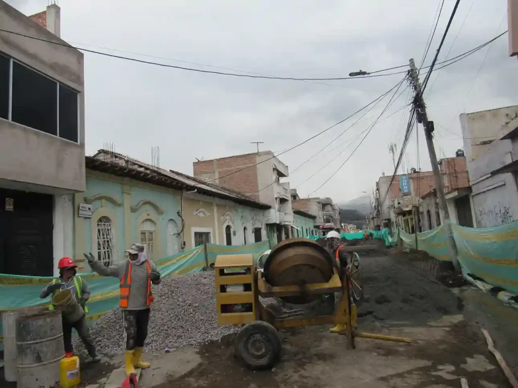 La empresa EMAPAR construye colector 'García Moreno' en el barrio Santa Rosa para mejorar el sistema de alcantarillado.