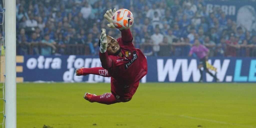 En la Explosión Azul en la presentación del plantel del Emelec, terminó con lanzamiento de bengalas y un jugador afectado.