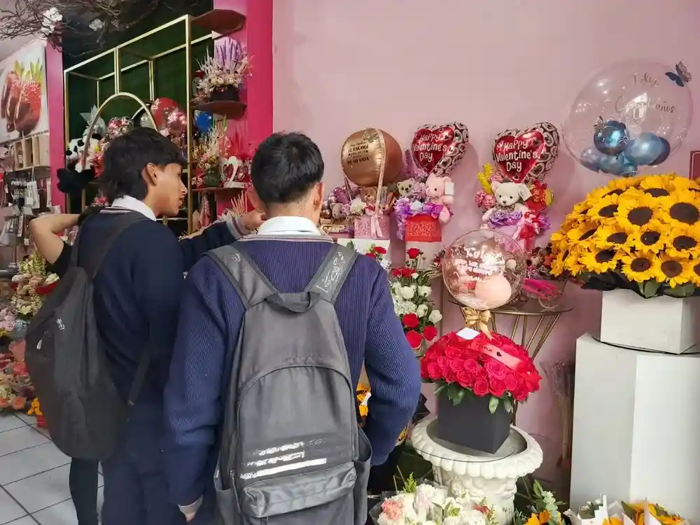 Los jóvenes estudiantes aprovechan la época para demostrar su afecto con flores. 