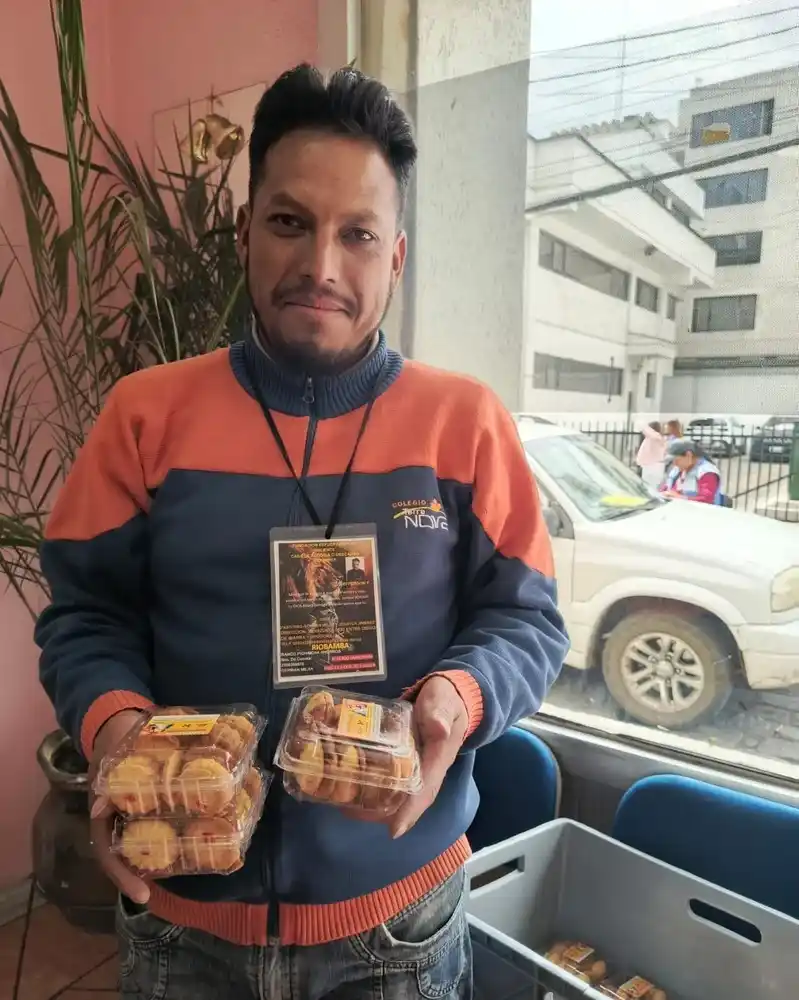 Vende galletas para financiar la fundación. 