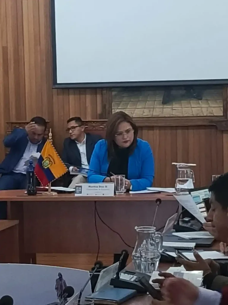 La vicealcaldesa Díaz votó a favor de la remoción del alcalde de Riobamba. 