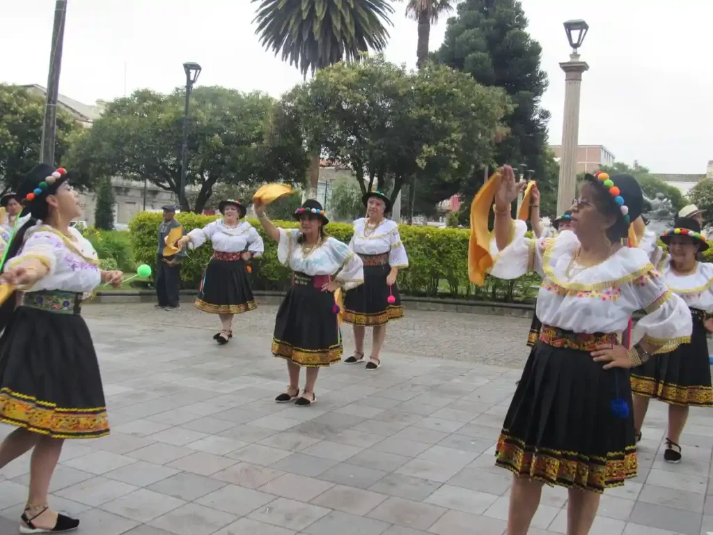 Grupo de danza 'Princesas de Oro' actuaron en colegio Maldonado