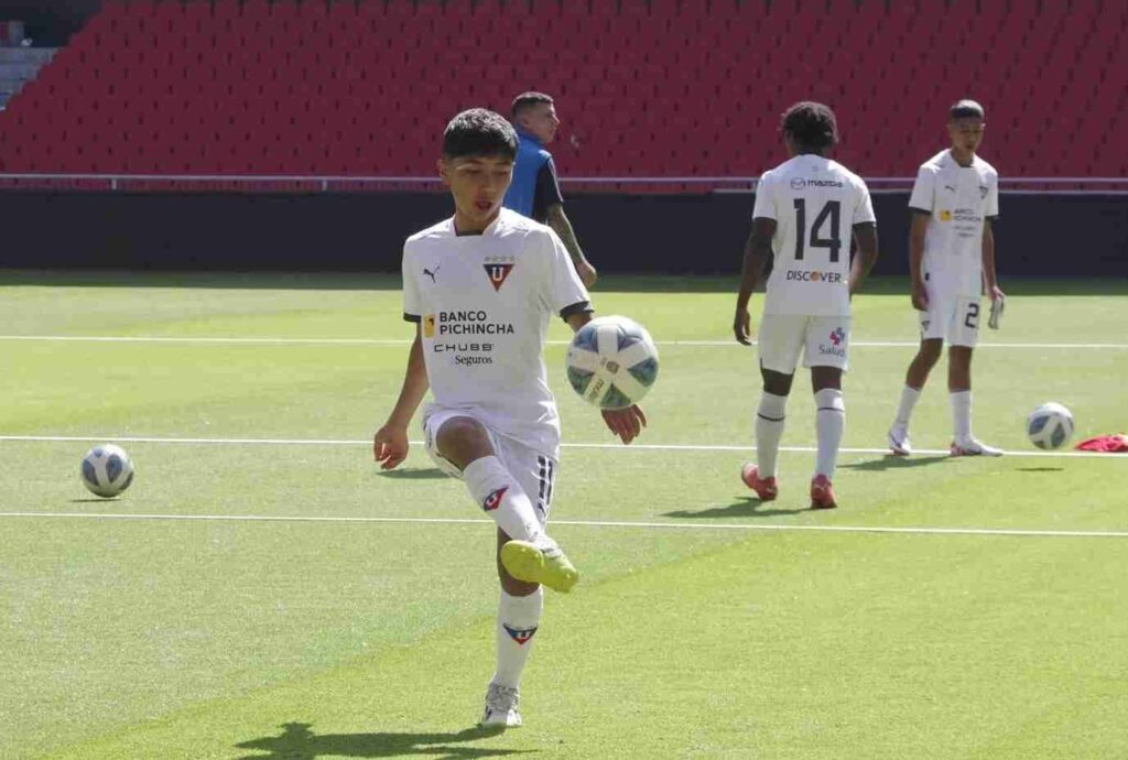 El actual campeón de la LigaPro, Liga de Quito tiene a un jugador de Riobamba como unas de sus jóvenes promesas en sus filas.