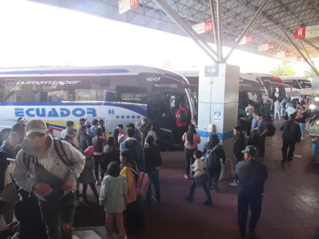 El transporte interprovincial desde el Terminal Terrestre de Riobamba congestionado por las elecciones 2025.