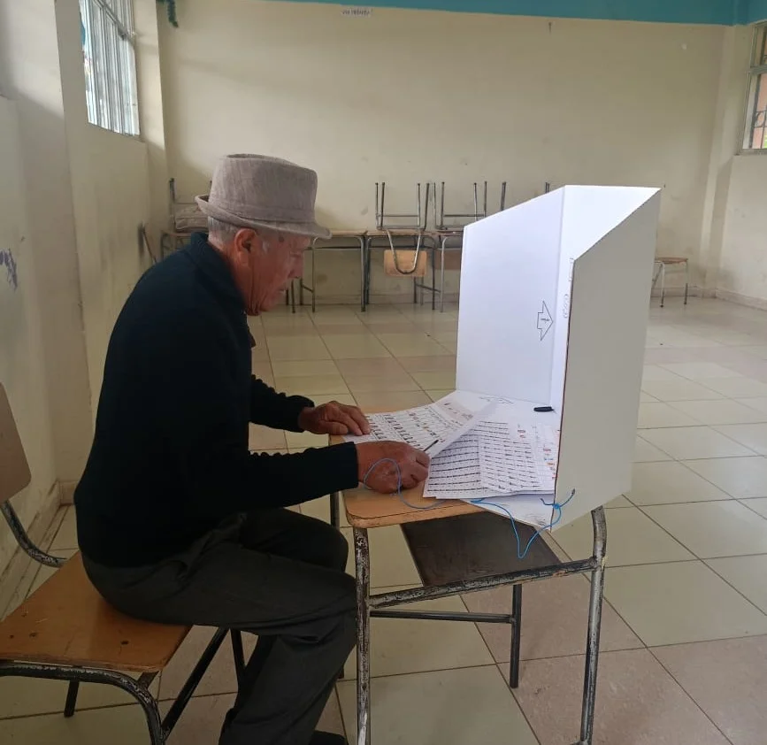 Adulto mayor ejerciendo su derecho al voto.