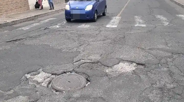 Calles de Riobamba en mal estado afectan a conductores.