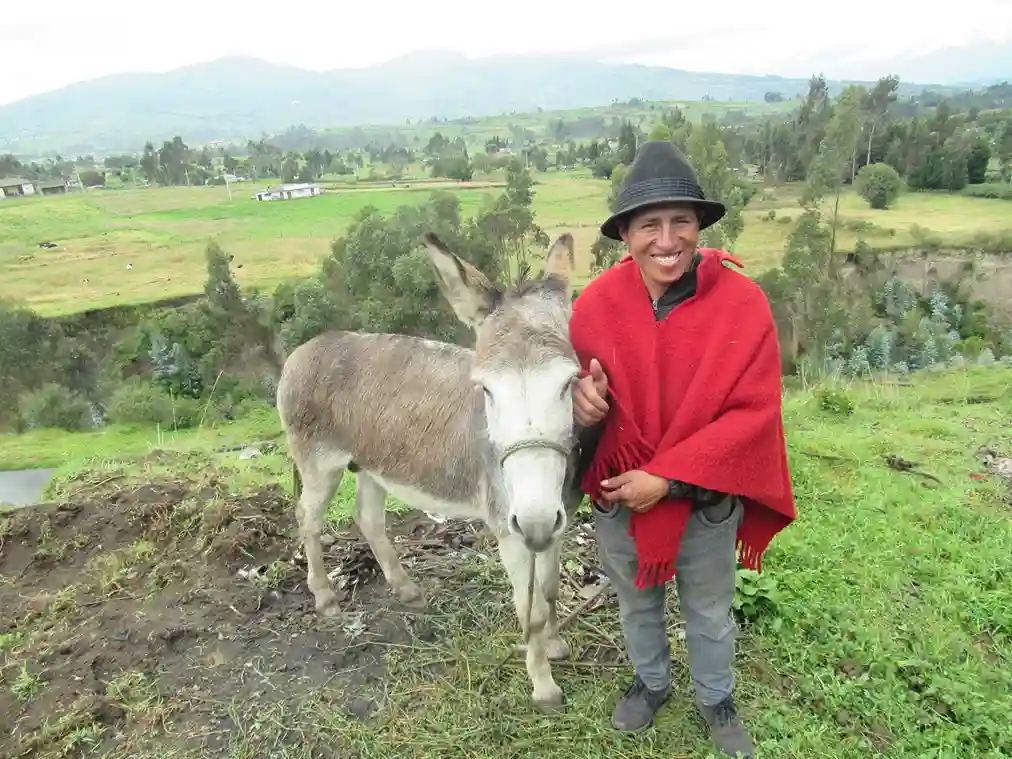 anito Ushca junto a ‘Luis’ el burrito que le ayuda subir hacia la  montaña y a bajar el hielo 