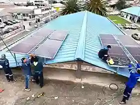 El ISU Carlos Cisneros instala paneles solares y cuida el ambiente. Estudiantes y docentes ejecutan el proyecto en sus instalaciones