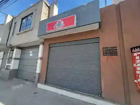 Robo en una dulcería frente a la Espoch: Los delincuentes solo dejaron los muebles, se llevaron hasta el portacandados