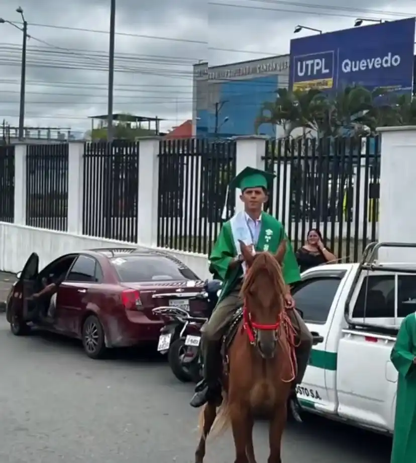 Estudiante llega a su graduación montado a caballo en Quevedo