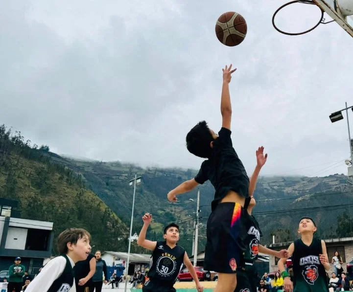 Fútbol y básquet gratis en cursos municipales de Penipe.