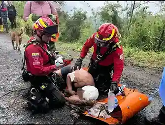 Un hombre fue rescatado tras ser arrastrado por la tierra en Pallatanga. Bomberos y comuneros actuaron de manera decidida para salvarlo