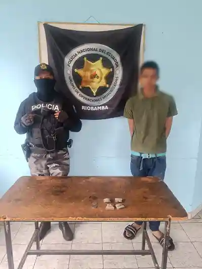 Un venezolano de 20 años de edad detenido con marihuana en Riobamba. Policía Nacional notó una actitud sospechosa y lo abordó