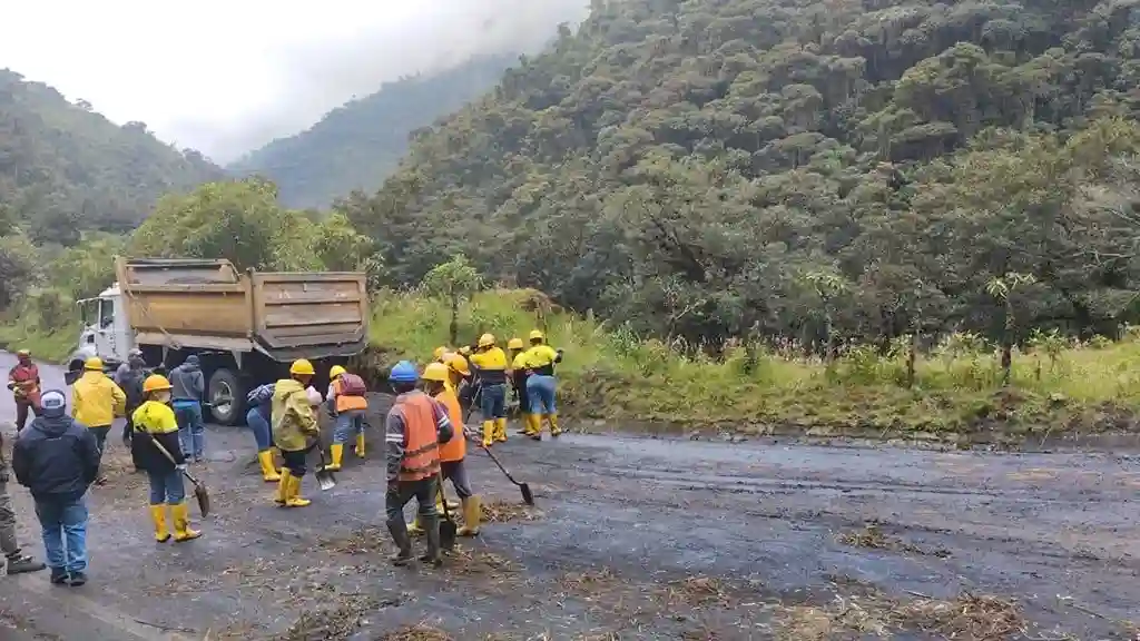 Derrame de petróleo en la vía Papallacta - Baeza afecta el río Quijos