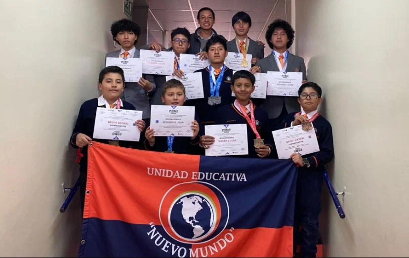 Juan Carlos Valdiviezo, coordinador de robótica con los estudiantes.