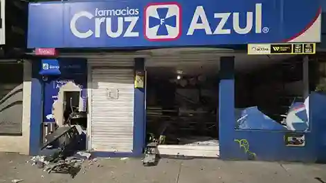 El cajero de una farmacia fue explotado por 3 delincuentes para robar. Hecho ocurrió en Riobamba, en horas de la madrugada. Policía investiga