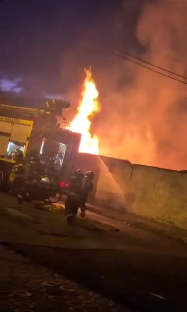 Un hombre murió quemado dentro de su casa. Era presuntamente de la tercera edad. Además, 4 casas se consumieron en el marco de la tragedia