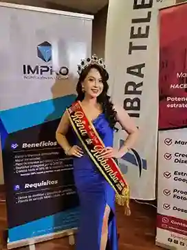 La hermosa Jennifer Bermeo, reina de Riobamba 2024-2025, deslumbró en la cita.