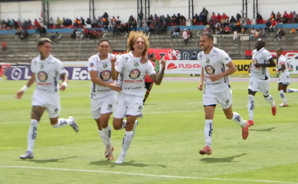 Mushuc Runa vs Vinotinto juegan en el Olímpico de Riobamba.