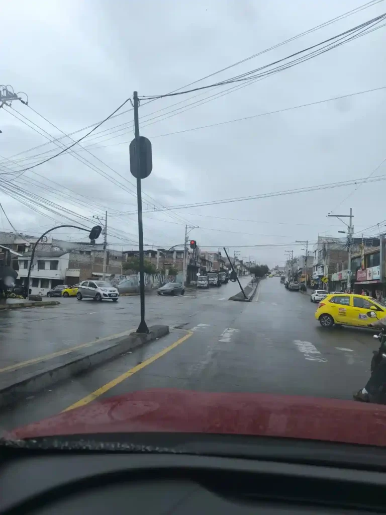 Poste de luz sigue caído tras accidente en Riobamba