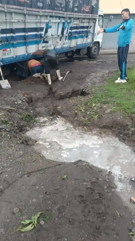 Problemas de hundimientos en calles de Riobamba