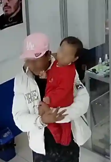 Una familia usó bebé para robar en local comercial de Riobamba. Se sustrajeron un autorrefractómetro y armazones del CEO Vision Med