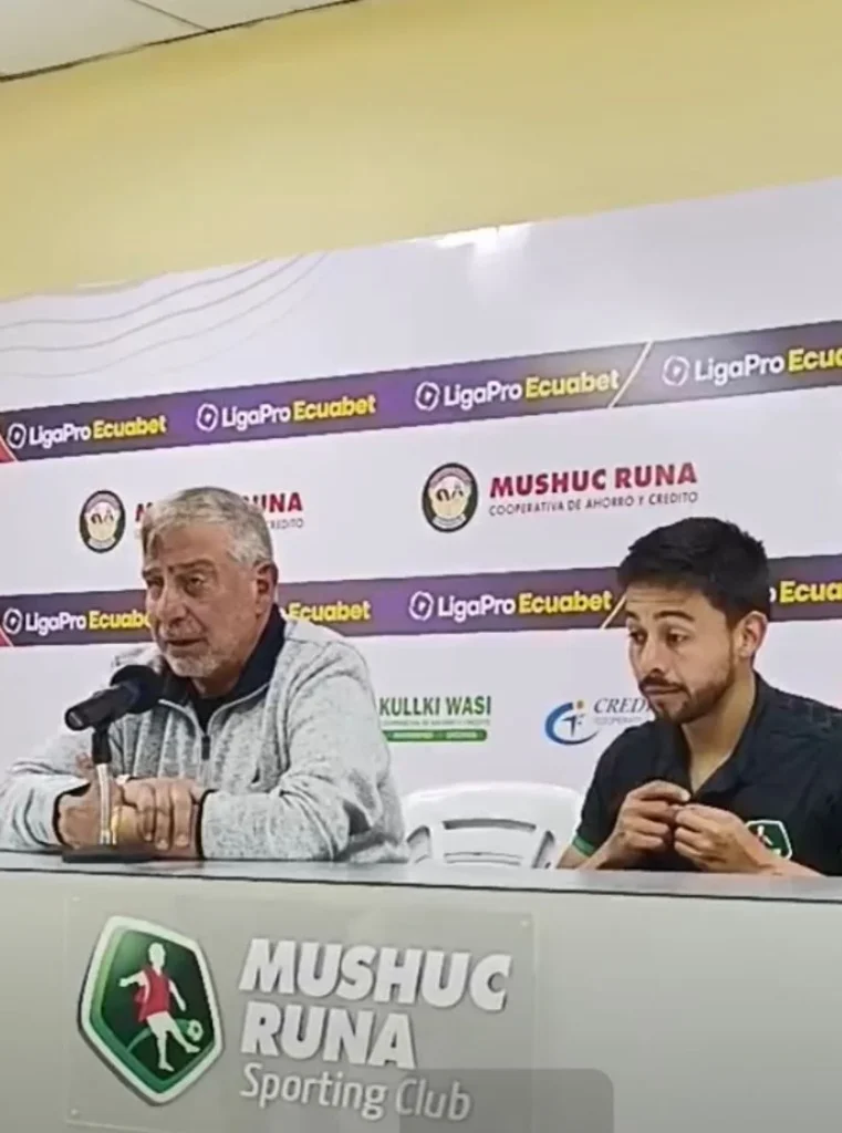 Ever Hugo Almeida, Dt de Mushuc Runa y Nicolas Dávila, jugador del equipo.