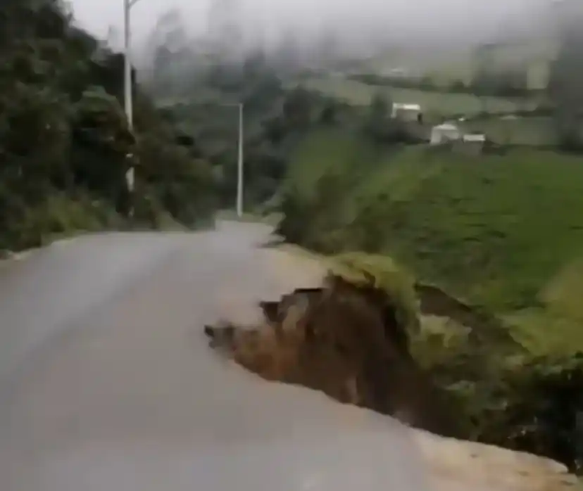 Vía afectada en la comunidad Tembladera, Chunchi-Chimborazo