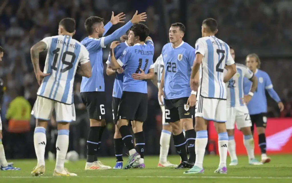 Uruguay vs Argentina se enfrentan hoy por las eliminatorias.