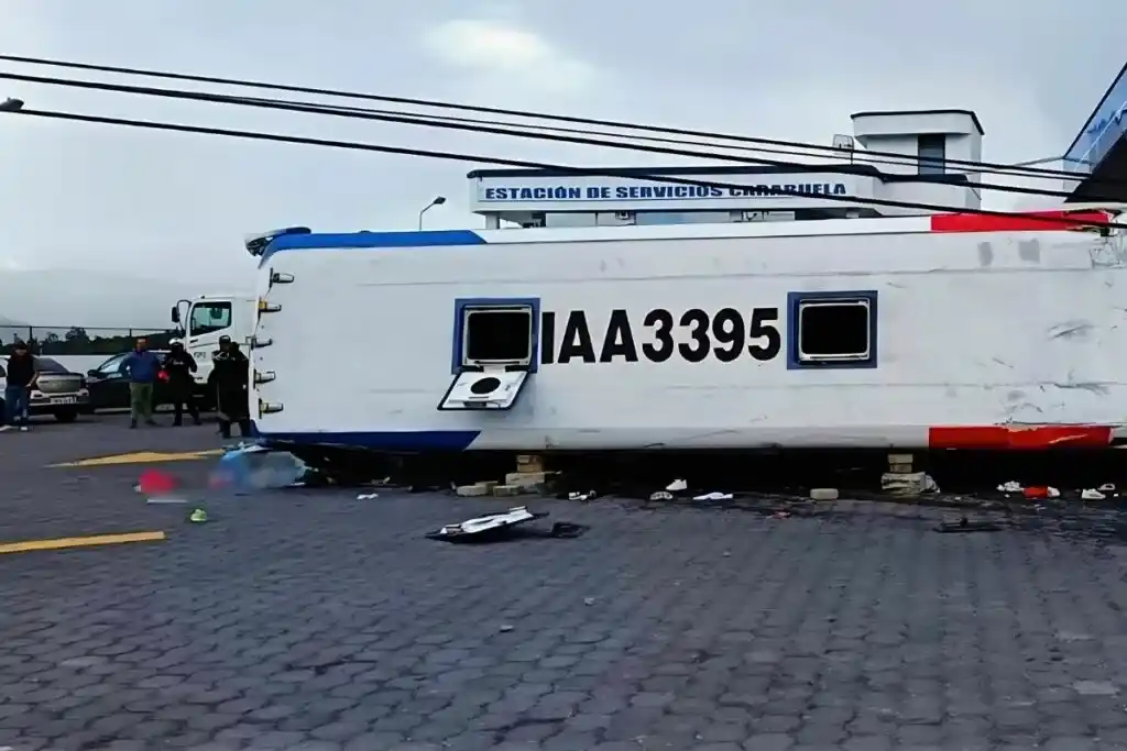 Accidente de bus deja tres fallecidos y 15 heridos