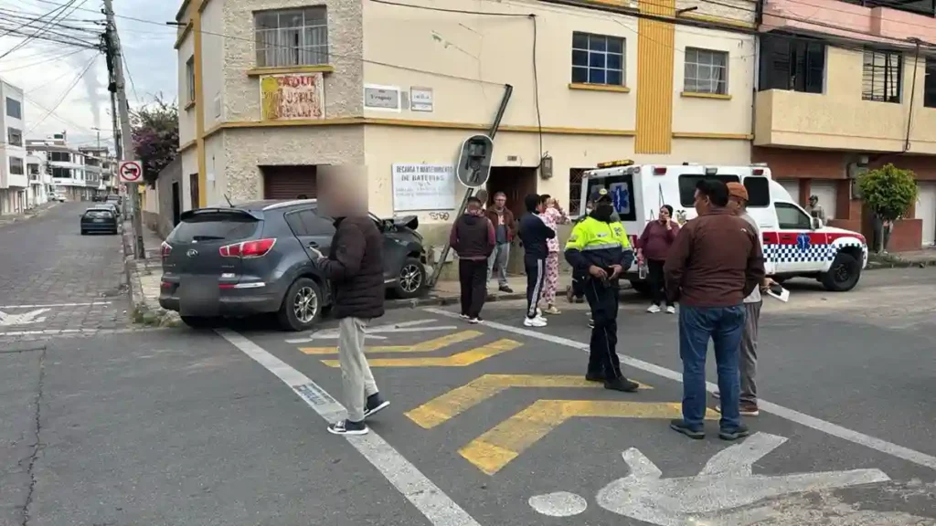 Choque de dos vehículos tipo jeep, en la intersección de las calles Venezuela y Uruguay, centro de Riobamba.