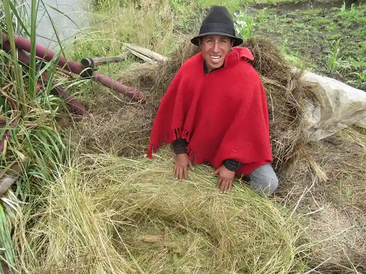 Juanito muestra el lugar donde guarda el hielo que baja de la montaña