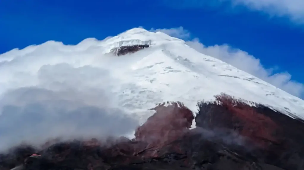 Avalancha en el volcán Cotopaxi deja ocho personas atrapadas