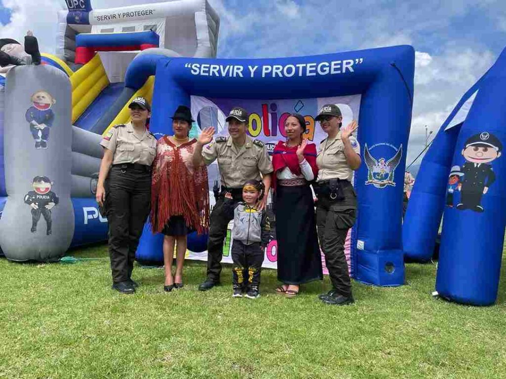 Policía Nacional organizó feria comunitaria en Gatazo, Colta 