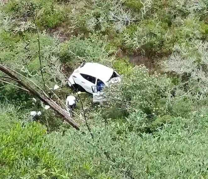 Auto cayó al abismo en la vía  Baños - Pelileo 