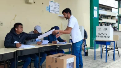 CNE anuncia cambiar los recintos electorales por lluvias. Desde la Revolución Ciudadana dicen que habría fraude electoral.