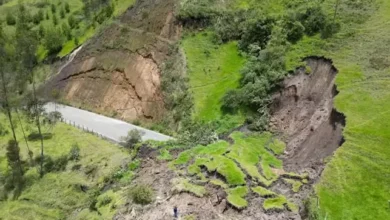 Emergencia invernal. Derrumbes taparon vías en el cantón Sigchos.