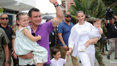 Daniel Noboa ejerció su voto en Olón junto a Lavinia Valbonesi
