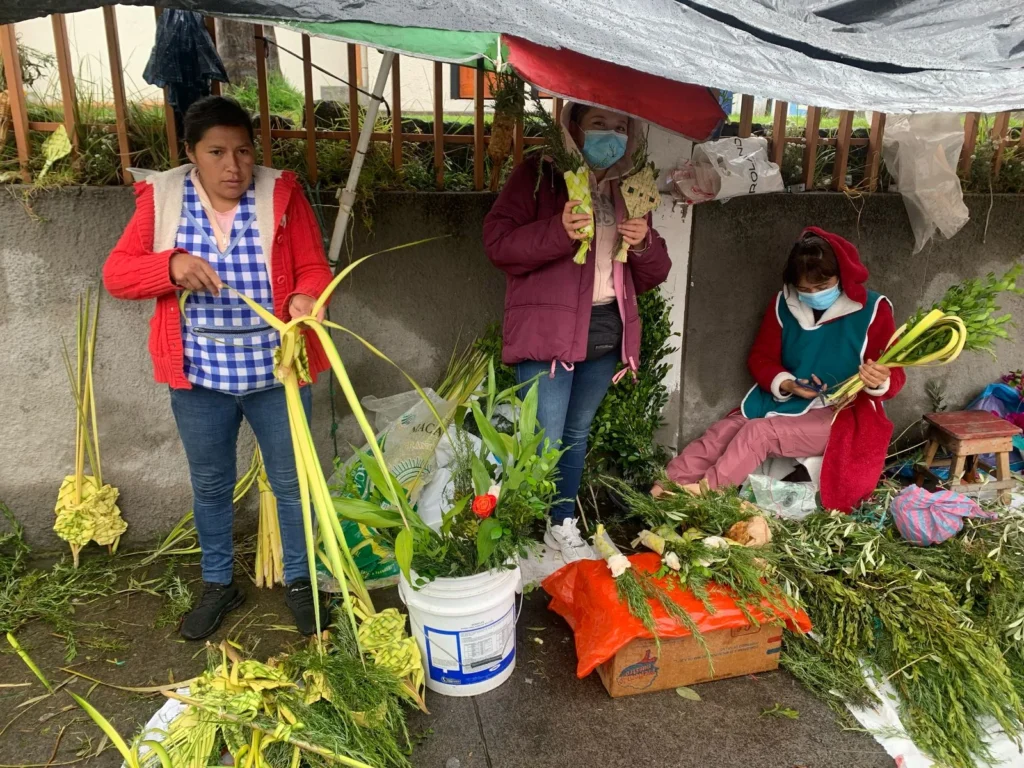 Venta de artesanías con palma de cera en iglesias de Ambato.