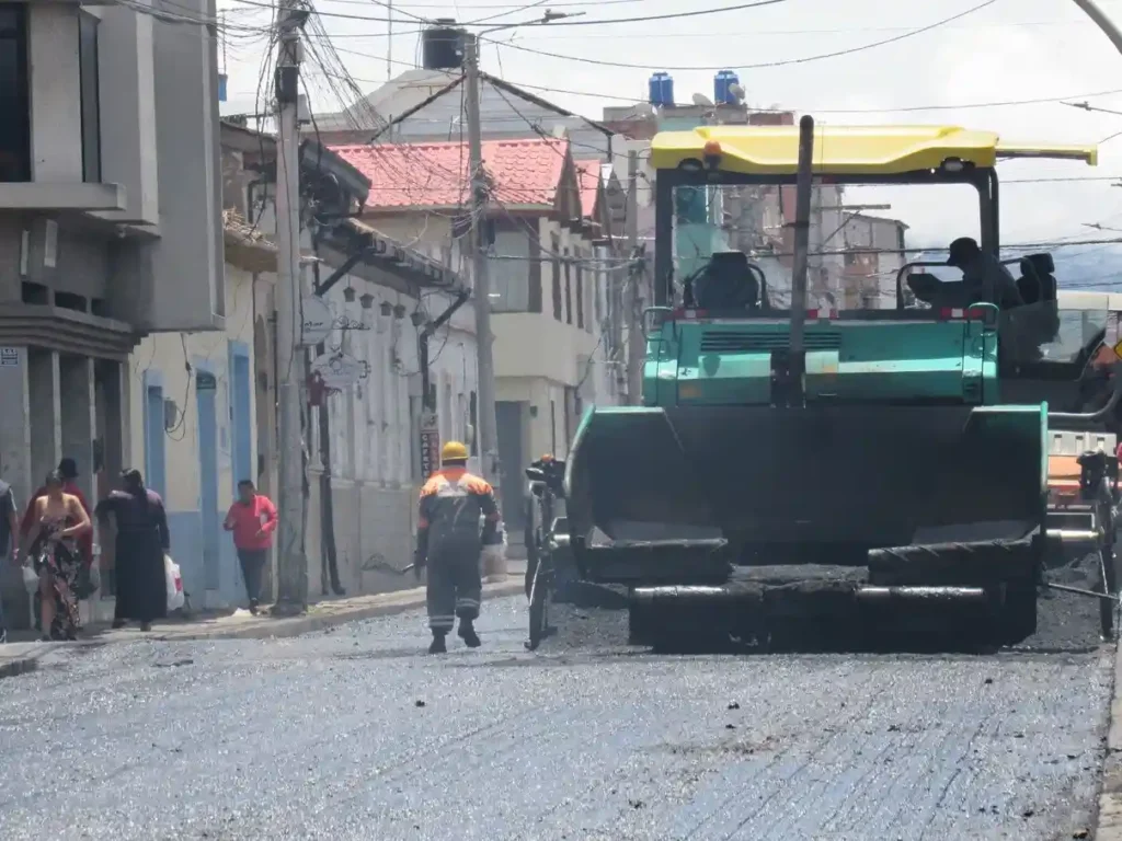 Municipio de Riobamba reasfalta las calles de la ciudad