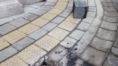 Bolardos destruidos y abandonados en centro histórico Latacunga.