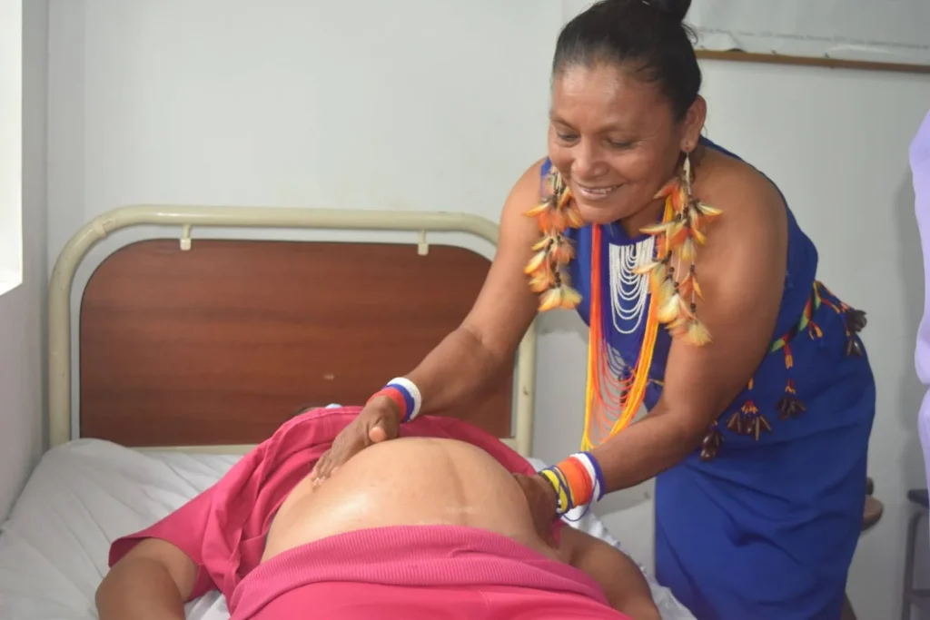 Parteras comparten sus saberes con médicos