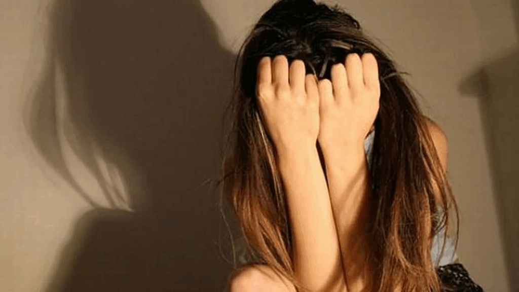 Como es lógico, la joven quedó destrozada tras el execrable hecho