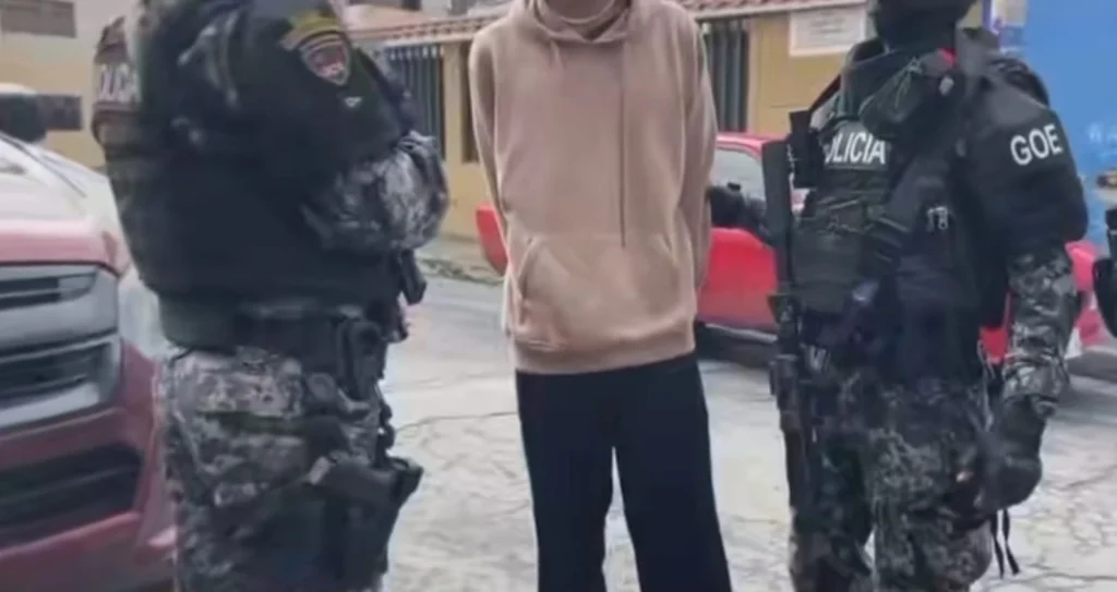 Al final, el joven de 17 años tuvo que salir de la casa aprehendido pro, presuntamente, estar en 'malos pasos'