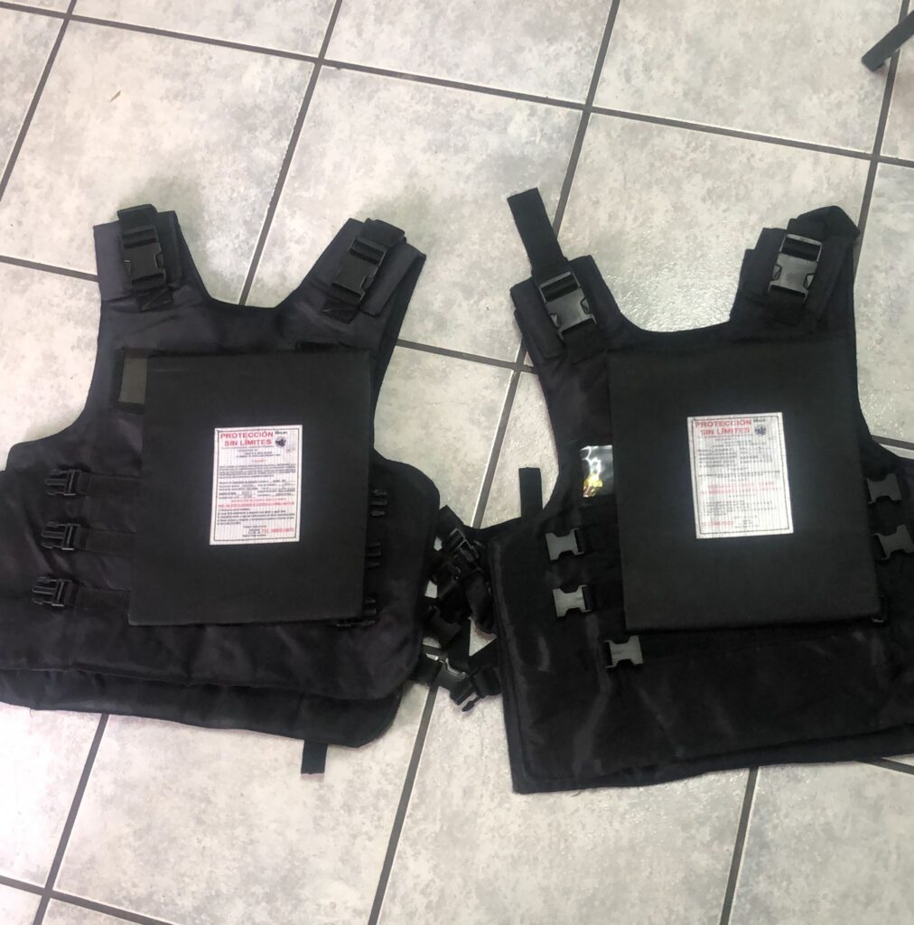 2 forros de chaleco negro antibalas, con el logotipo “JEERSEG”