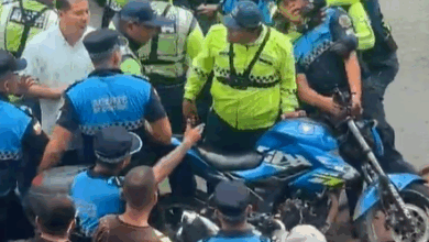 Video capta pelea entre agentes por moto en Guayaquil