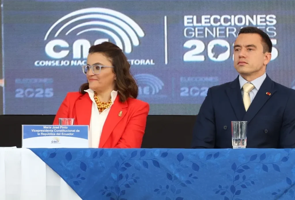 Daniel Noboa en la entrega de las credenciales al presidente y vicepresidenta por el CNE envió un mensaje contundente contra sus opositores y promete crecimiento económico.