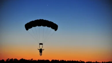 Exhibición de paracaidismo en Morona por sus fiestas