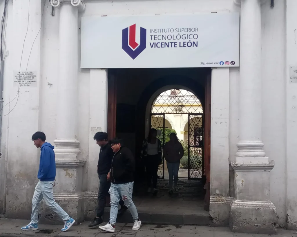 El IST Vicente León cuenta con aproximadamente 525 estudiantes.