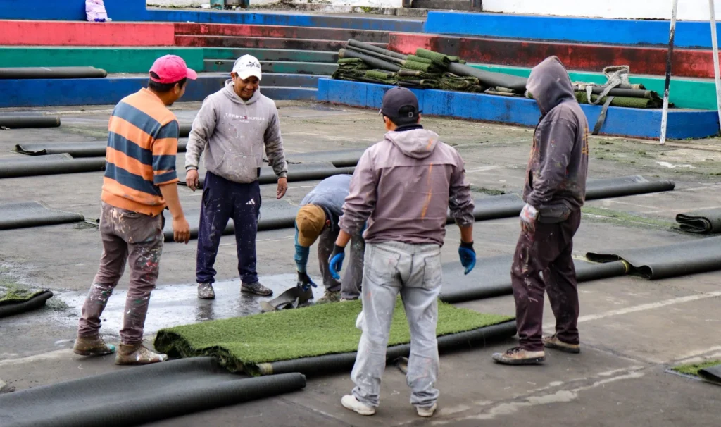 Municipio mejora cancha en barrio Las Colinas Guaranda